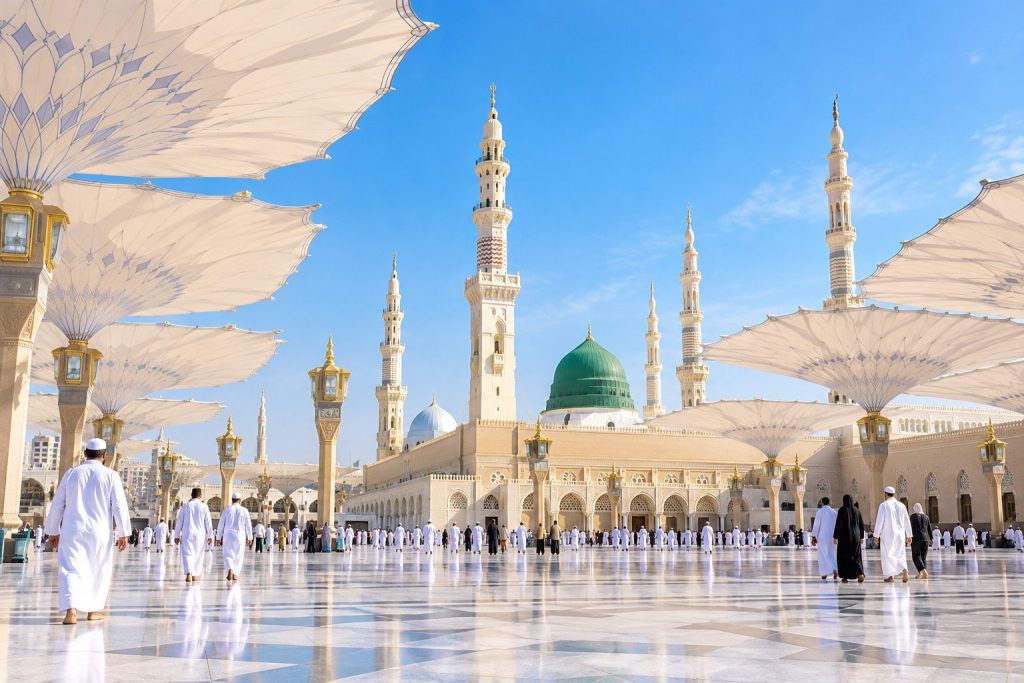 ساحة المسجد النبوي في المدينة المنورة بمظلاته البيضاء والقبة الخضراء